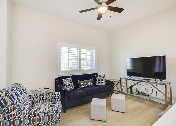 W/ Community Pool + Hot Tub! Holiday home Tucson