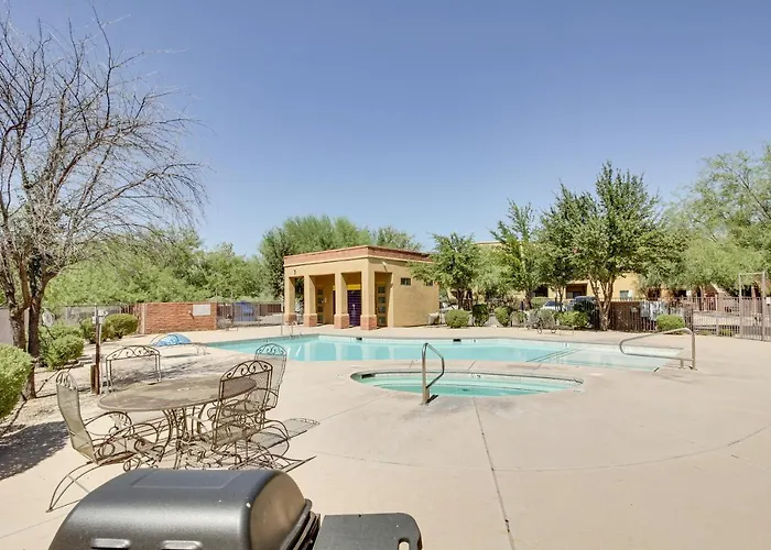 Holiday home W/ Community Pool + Hot Tub!